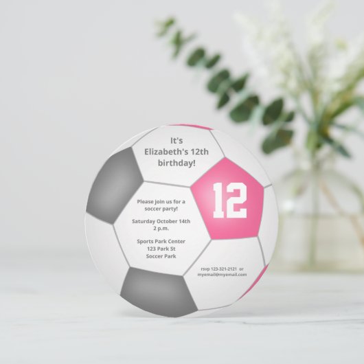 ピンクの灰色の白いサッカーをテーマにした誕生日パーティー 案内状 (スタンド正面)