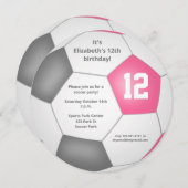 ピンクの灰色の白いサッカーをテーマにした誕生日パーティー 案内状 (正面/裏面)
