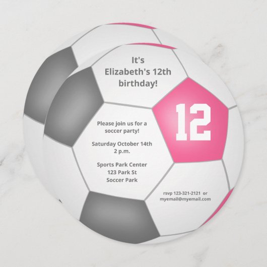 ピンクの灰色の白いサッカーをテーマにした誕生日パーティー 案内状 (正面/裏面)