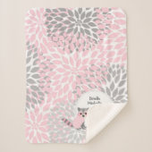 ピンクの灰色の花のアライグマの女の赤ちゃんの誕生stats シェルパブランケット (正面)