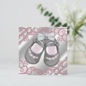ピンクの灰色の靴は渦巻きピンクの灰色の赤ちゃん女の子シャワー 招待状 (スタンド正面)