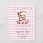 ピンクの熊の赤ちゃんシャワーギンガムが心から待つ 招待状 (正面/裏面)