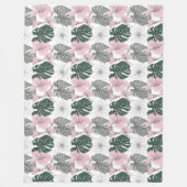 ピンクの熱帯ハイビスカスとグリーンモンステラ離れ フリースブランケット (正面)