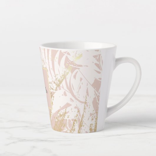 ピンクの熱帯ヤシの木の葉金ゴールドモノグラム カフェラテマグ (右)
