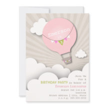 ピンクの熱気の気球及び雲の女の子の誕生日