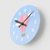 ピンクの熱気球、雲の間の冒険 ラウンド壁時計 (傾斜)