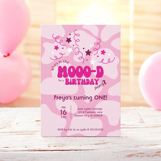 ピンクの牛柄の1歳の誕生日おめでとうございます Who's in the MOOO-D 招待状