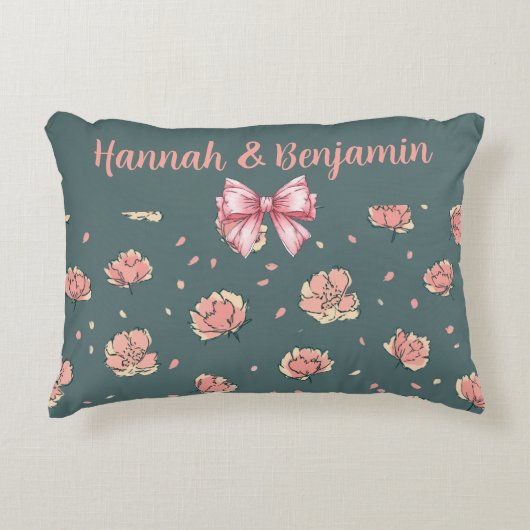 ピンクの牡丹と弓のパターン アクセントクッション (正面)