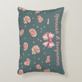 ピンクの牡丹と弓のパターン アクセントクッション (正面(垂直))