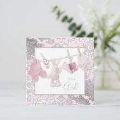 ピンクの物干し用ベビーガールシャワー 招待状 (スタンド正面)