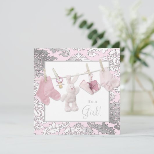 ピンクの物干し用ベビーガールシャワー 招待状 (スタンド正面)