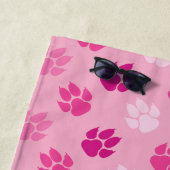 ピンクの犬はモノグラムと名前のプリントを歩く ビーチタオル (インサイチュ)