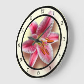 ピンクの独身のな占星家ユリ ラージ壁時計 (傾斜)