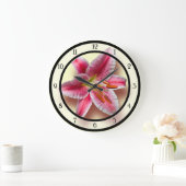 ピンクの独身のな占星家ユリ ラージ壁時計 (ホーム)