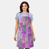 ピンクの猫が多いデザイン エプロン (着用した状態)