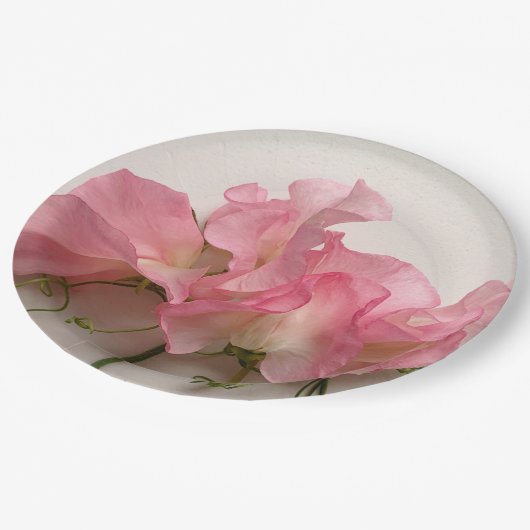 ピンクの甘いエンドウは閉じる ペーパープレート (アングル)