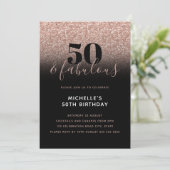 ピンクの疑似グリッター 50歳 & ファビュラス 50歳の誕生日 招待状 (スタンド正面)