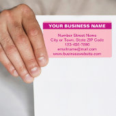 ピンクの発送ラベルにハイライトされた事業名 ラベル