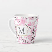 ピンクの白いさくらんぼの花のイニシャルカスタマイズ可能なマグカップ カフェラテマグ (左アングル)