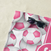 ピンクの白いサッカーボールのパターンカスタム女の子の名前 ビーチタオル (インサイチュ)