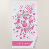 ピンクの白いサッカーボール吹出し女の子の名前をカスタムする ビーチタオル (正面)