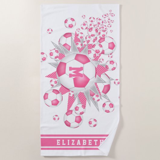 ピンクの白いサッカーボール吹出し女の子の名前をカスタムする ビーチタオル (正面)