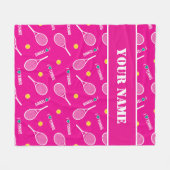 ピン🎾クの白いテニスラケット、名前をカスタムする フリースブランケット (正面(横))