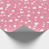 ピンクの白いハートは彼女の誕生日の赤ちゃんシャワー ラッピングペーパー (角)