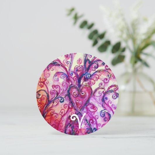 ピンクの白いハートファンシーがフローラモノグラムを飾る 招待状 (スタンド正面)