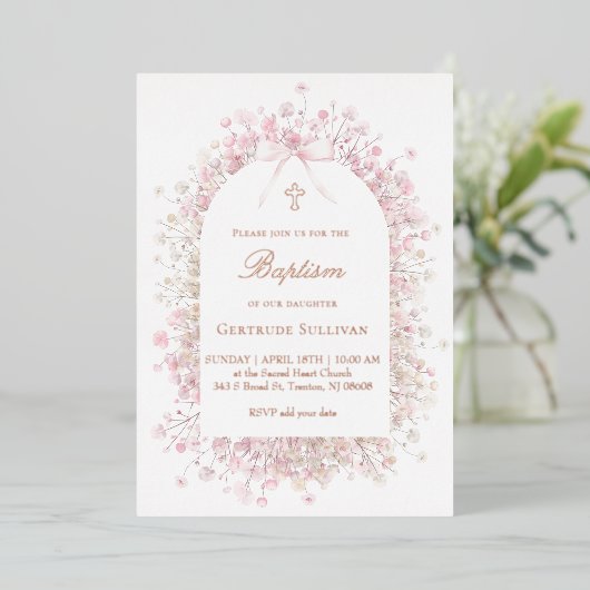 ピンクの白いベビーの息の花バプテスマ 箔招待状 (立ち正面)