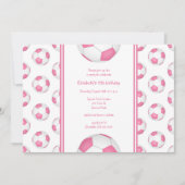 ピンクの白い女の子のサッカーの誕生日またはチームパーティー 招待状 (正面)