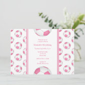 ピンクの白い女の子のサッカーの誕生日またはチームパーティー 招待状 (スタンド正面)