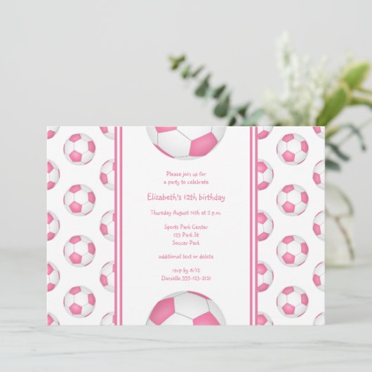 ピンクの白い女の子のサッカーの誕生日またはチームパーティー 招待状 (スタンド正面)