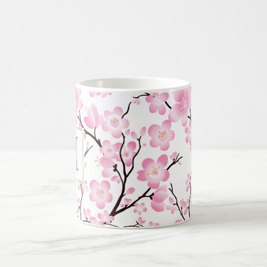 ピンクの白い桜のイニシャルのカスタマイズ可能なマグ コーヒーマグカップ (中央)