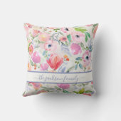 ピンクの白い花のボヘミアンファミリー名スクリプト クッション (裏面)