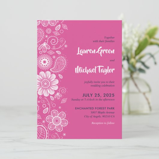 ピンクの白い花の渦巻きペイズリーパターンフローラ 招待状 (スタンド正面)