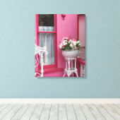 ピンクの白い花籠 – Martha's Vineyard キャンバスプリント (インサイチュ (ウッドフロア))