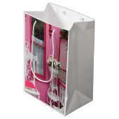 ピンクの白い花籠 – Martha's Vineyard ミディアムペーパーバッグ (正面アングル)