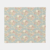 ピンクの白い赤面バラオンブルーバックグラウンドフリース フリースブランケット (正面(横))