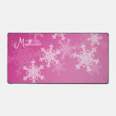 ピンクの白い雪のミニマリストのクリスマス名 デスクマット (正面)