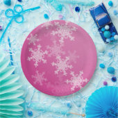 ピンクの白い雪の結晶のミニマルなクリスマス ペーパープレート (パーティー)