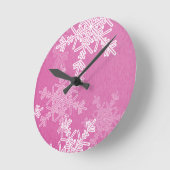 ピンクの白い雪片ミニマリストクリスマスナム ラウンド壁時計 (傾斜)