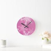 ピンクの白い雪片ミニマリストクリスマスナム ラウンド壁時計 (ホーム)