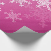 ピンクの白い雪片ミニマリストクリスマス ラッピングペーパー (角)