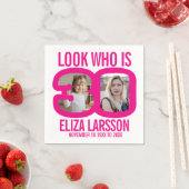 ピンクの白い30歳の誕生日の2つの写真は誰が見える スタンダードカクテルナプキン (インサイチュ)