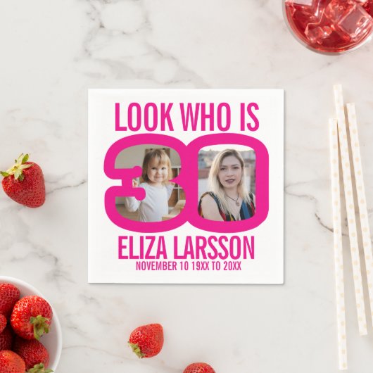 ピンクの白い30歳の誕生日の2つの写真は誰が見える スタンダードカクテルナプキン (インサイチュ)