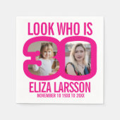 ピンクの白い30歳の誕生日の2つの写真は誰が見える スタンダードカクテルナプキン (正面)