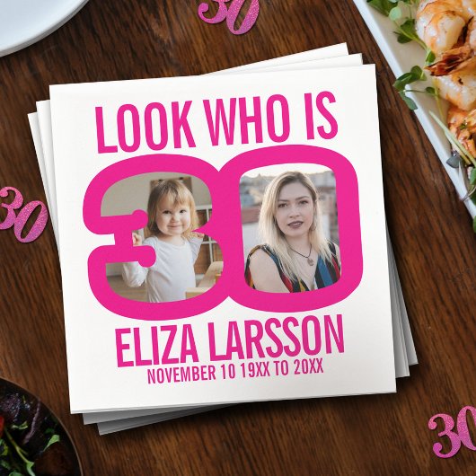 ピンクの白い30歳の誕生日の2つの写真は誰が見える スタンダードカクテルナプキン