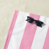 ピンクの白くおよび黒くストライプのなビーチタオル ビーチタオル (インサイチュ)