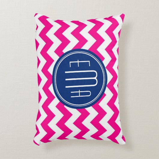 ピンクの白と青のモノグラムのシェブロン模様 アクセントクッション (正面(垂直))